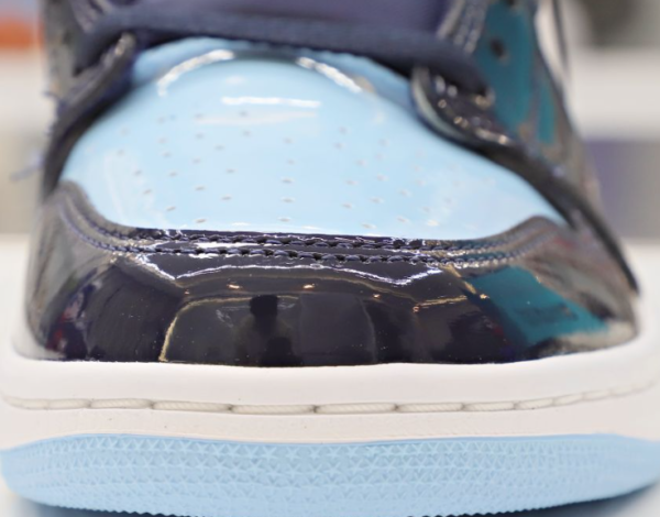 Wmns Air Jordan 1 Retro High OG 'Blue Chill' - Image 4