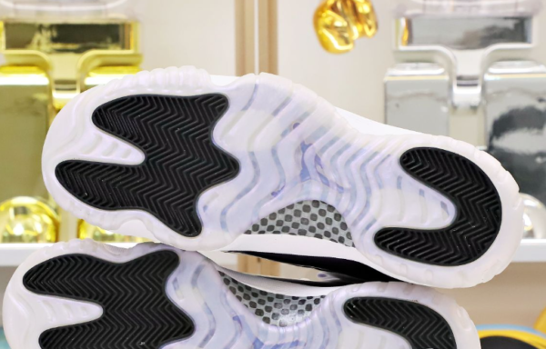 Air Jordan 11 Retro Low 'Emerald' - Image 5
