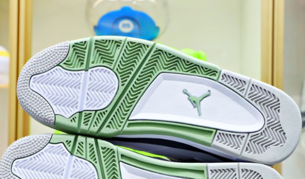 Wmns Air Jordan 4 Retro 'Seafoam' - Image 5