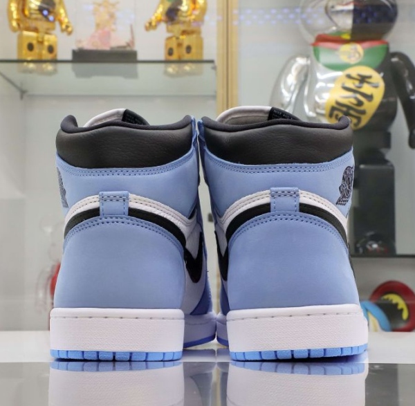 Air Jordan 1 Retro High OG 'University Blue' - Image 4